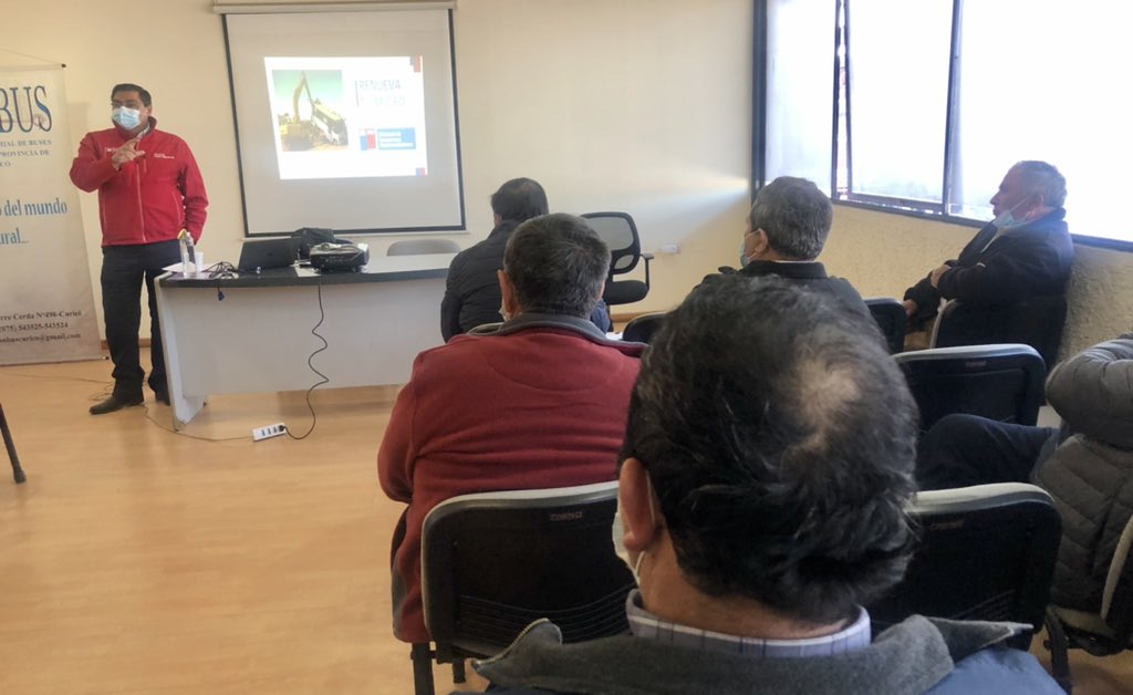 MTTMaule's tweet photo. #Curicó| Seremitt @c_palacios_m junto a    equipo regional de @subsidiosMTT realizó presentación del programa Renueva Tu Micro que busca mejorar la calidad del servicio renovando los buses más antiguos del parque de transporte público mayor. https://t.co/Wxx1ROxZct
