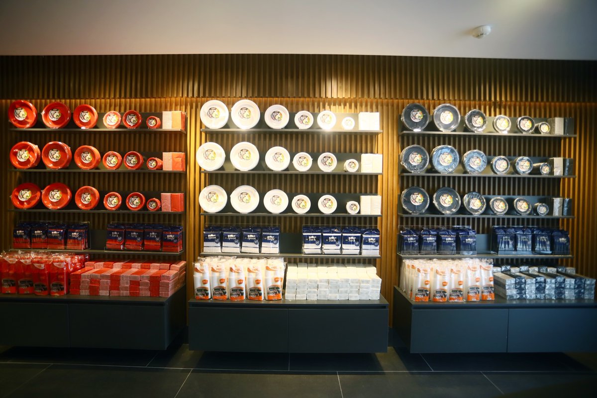 Kullan-at plastik tabak/zıvırat dükkanı için Lüks Mağaza açıp, tek kullanımlık plastikleri yaldızlı porselen gibi pazarlayan plastik sanayicileri utanmadan bir de “Çevre Dostu” diye yalan atmış. Bu artık tüketiciyi aldatmanın/dezenformasyonun sözlük tanımı pagev.org/disposable-sho…