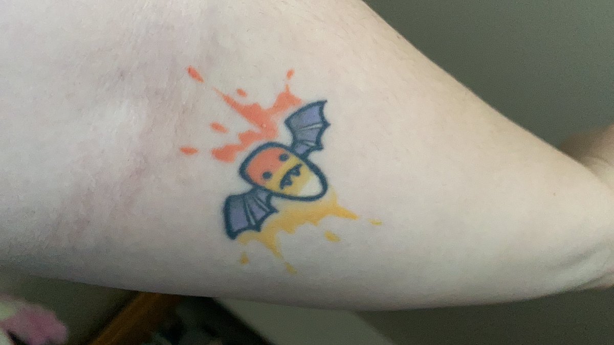 Ally00013's tweet photo. @uhhhhh_jess Me: candy corn bat https://t.co/Wx25LfYT58