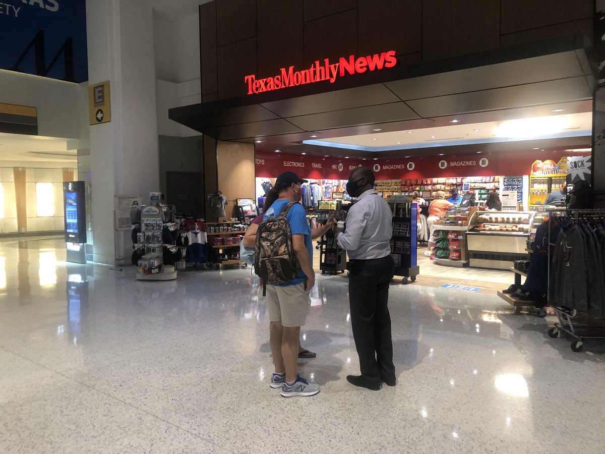 vargas_cara's tweet photo. When you see your hub VP engaging with customers 🤝, you gotta grab a pic. 📸 #OneHubOneTeam @MikeHannaUAL @philgriffith63 @dagonzalez7 @AndyJamison2 @billwatts_11 @rich_kushner @DJBardlette @csarkari https://t.co/L3COYMIy7g