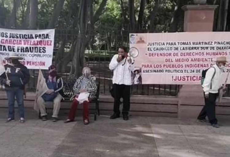 FPR_Florentino's tweet photo. #Queretaro En su Intervención en mitin en la Alameda Hidalgo, el compañero Pablo Hector Gonzalez Loyola Perez exige justicia para Tomás Martínez, a un año de su asesinato y que la @SEGOB_mx ,@gobmx atienda el tema. #JusticiaparaTomásMartinez #FueElEstado #OaxacaSinJusticia https://t.co/HcilSiiSwH