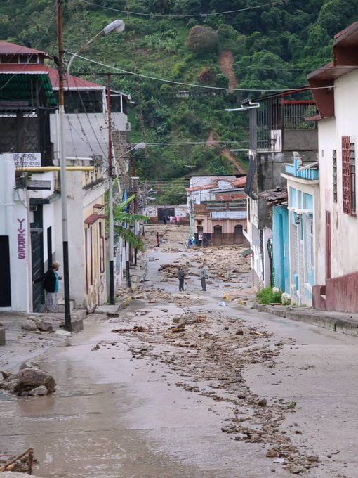ALMAROSO's tweet photo. Como entender, que una tragedia como la de Tovar en el Edo. Mérida, no sea Trending principal en Twitter? La brújula la perdimos hace rato, nos ganó el amarillismo, los temas basuras son los que mueven a las masas.. Ojala Dios nos ayude a reencontrar la solidaridad! https://t.co/yPFNEpG5gh