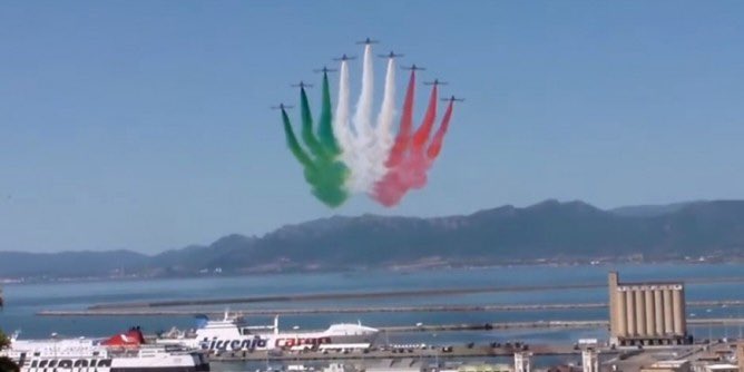 Vedere le Frecce Tricolori solcare i cieli di Alghero mi riconferma in uno dei miei sogni: diventare Primo Ministro e abolirle. 

(Foto tratta dal sito Alguer)