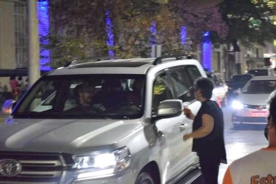alecrivisqui's tweet photo. El "Dictador" Insfran en pleno centro de su "feudo" recibe la boleta electoral de la candidata opositora Gabriela Neme de ella misma. ¿Que clase de dictador es este? Anda sin custodia y sin polarizar sus vidrios en Domingo en pleno centro! Dictadores eran los de antes che! https://t.co/ZwSdYjgh1p