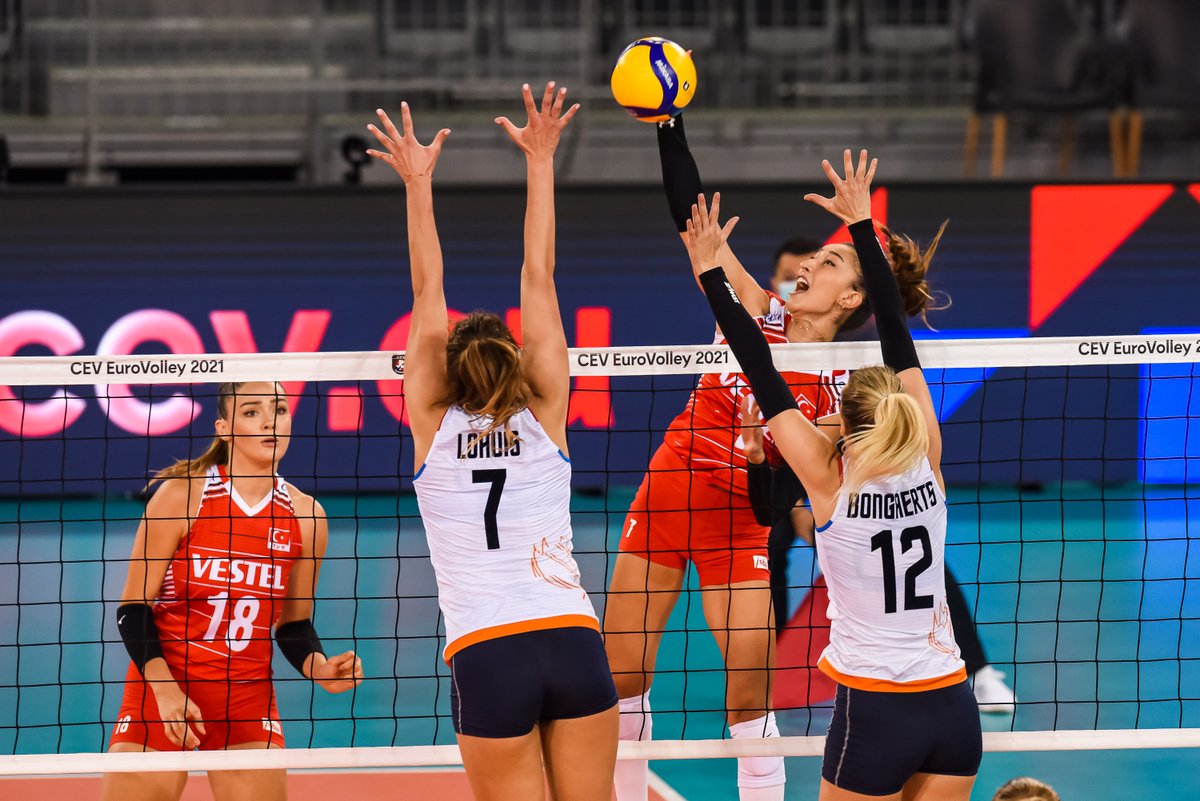 Volleybalsters op EK kansloos tegen Turkije van kleurrijke Karakurt