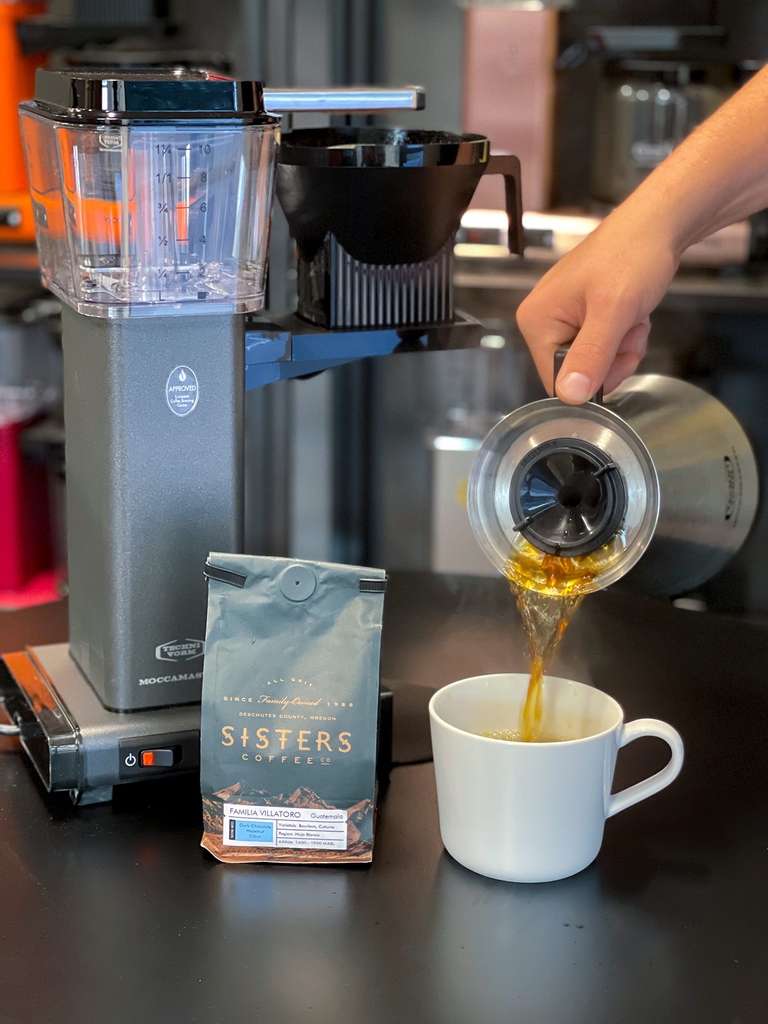 moccamasterusa's tweet photo. For Tuesday Brew Day this week, we indulged in a perfectly brewed pot of Familia Villatoro, a medium roasted bean from Oregon-based @sisterscoffee. What’s in your coffee mug for #tuesdaybrewday?☕#moccamaster #batchbrew #hotcoffee #dripcoffee #coffeetime #guatamalancoffee https://t.co/nZBcwughKR
