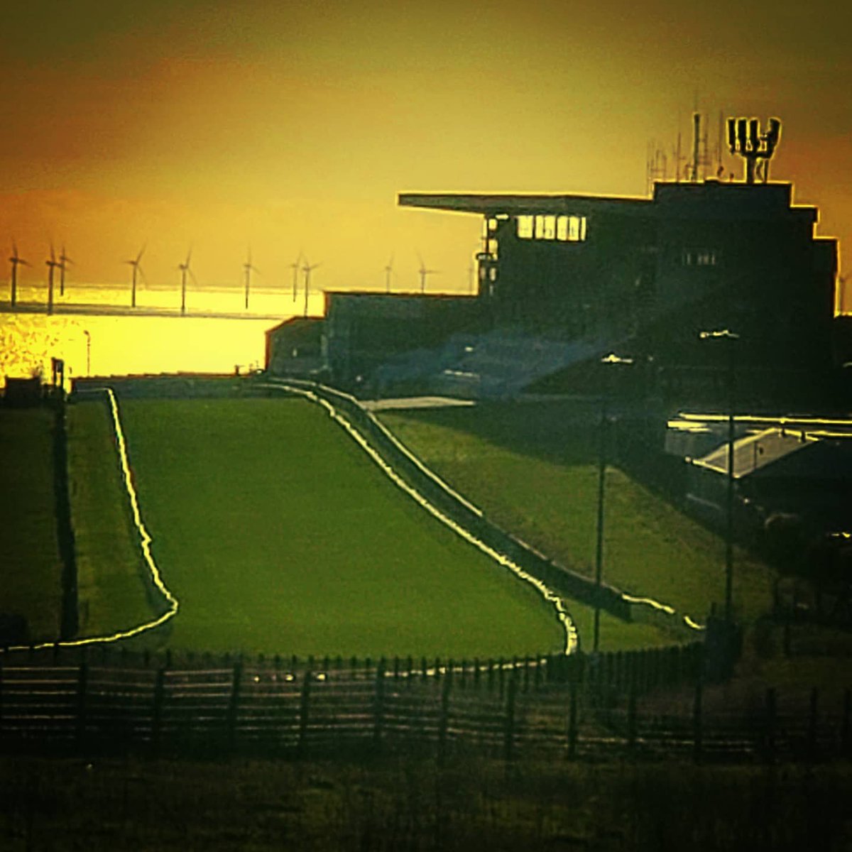 iCatchingphotos's tweet photo. Brighton Racecourses Grandstand #brighton #brightonraces #brightonracecourse #horses #horse #horseracing #sunset #ocean #sea #dusk #duskphotography #sport #sports #photo #photography #photographer #photooftheday 
@BrightonRace https://t.co/fMbOb0cpBF