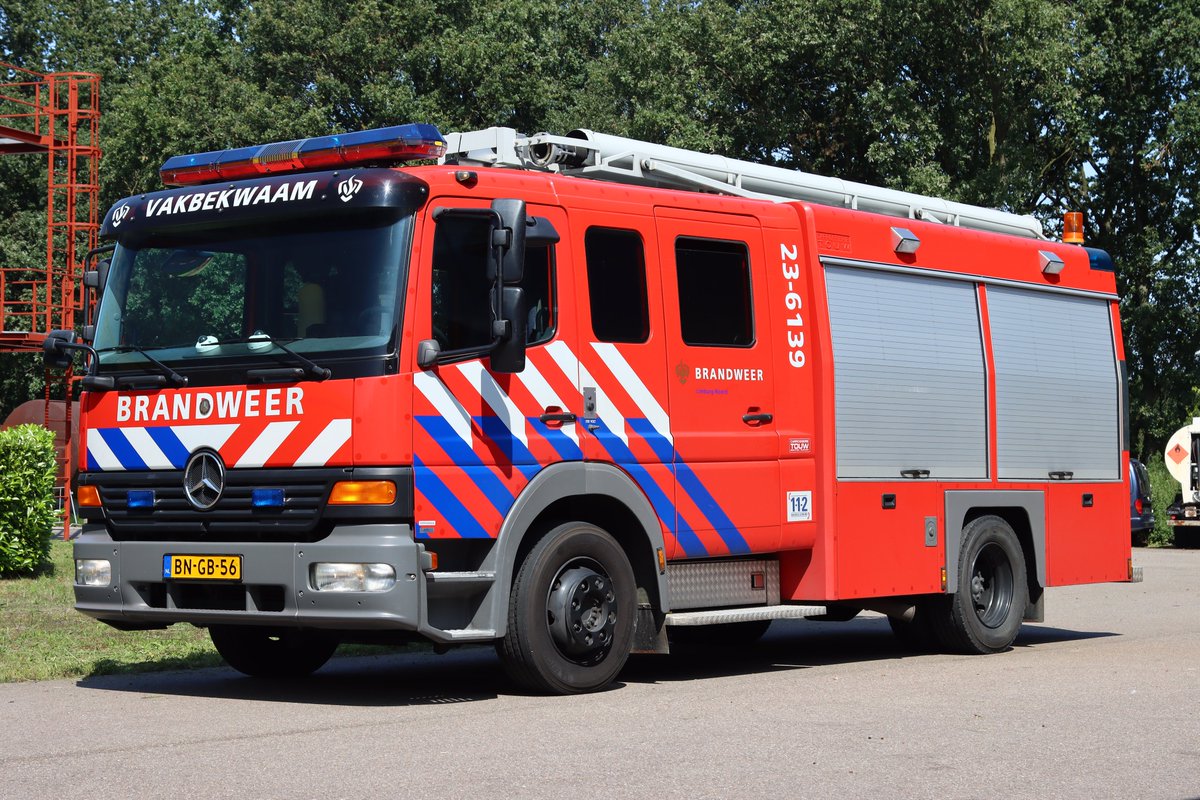 RamonVersteeg's tweet photo. De tankautospuiten van afdeling Vakbekwaam, regio Limburg-Noord. #brandweer #vrln https://t.co/nth3jHmEZy