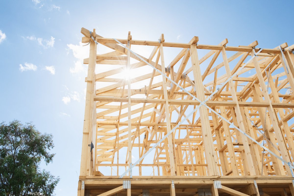 BuildFax's tweet photo. One year ago, housing activity showed the first signs of growth following initial shocks of the COVID-19 pandemic. While #housing activity has continued its upward trajectory at the national level, recovery in new #construction has varied in major metros: https://t.co/2Dg3RIA6f1 https://t.co/WBuky20Ip9
