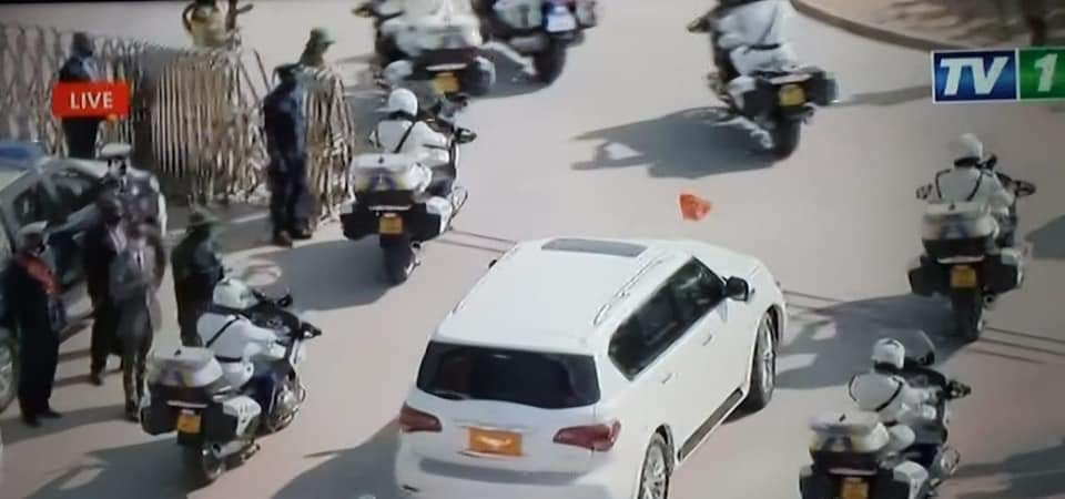 They said, "come with a mazembe". <a href="/HHichilema/">Hakainde Hichilema</a>  and <a href="/MrsHichilema/">Mutinta Hichilema</a> listened😅. 
I think <a href="/Nissan/">Nissan</a> should market this Nissan Infiniti SUV as "The Nissan Infiniti: Mazembe Edition"😋#ZambiaDecided
#Inauguration
#Bally 
#Mazembe
#NewDawn