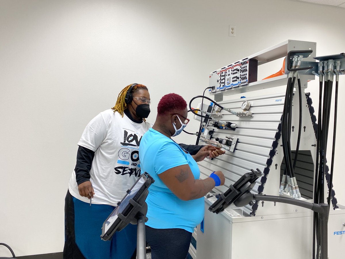 shawndalfloyd's tweet image. Dallas College Innovation Center. Fast-Track Mechatronics students (TRUE pathways in action!) 
So excited to open doors to these future techs. ⁦@dallascollegetx⁩ ⁦@pyeper⁩