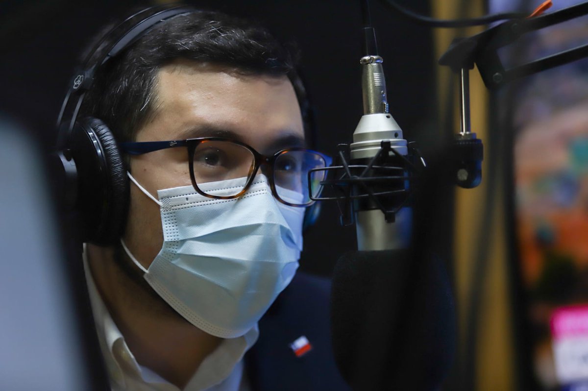 VoceriaOHiggins's tweet photo. 🇨🇱 Seamos responsables, celebremos cuidándonos y respetando las medidas sanitarias. Este y otros consejos, para disfrutar un #18Seguro, entregó el seremi Alejandro Álvarez en 📻 @RadioRancagua, @trigal_fm y #Ritmofm. Además explicó aspectos del #IFELaboral y proceso vacunación 🍃 https://t.co/7QflGffJWn