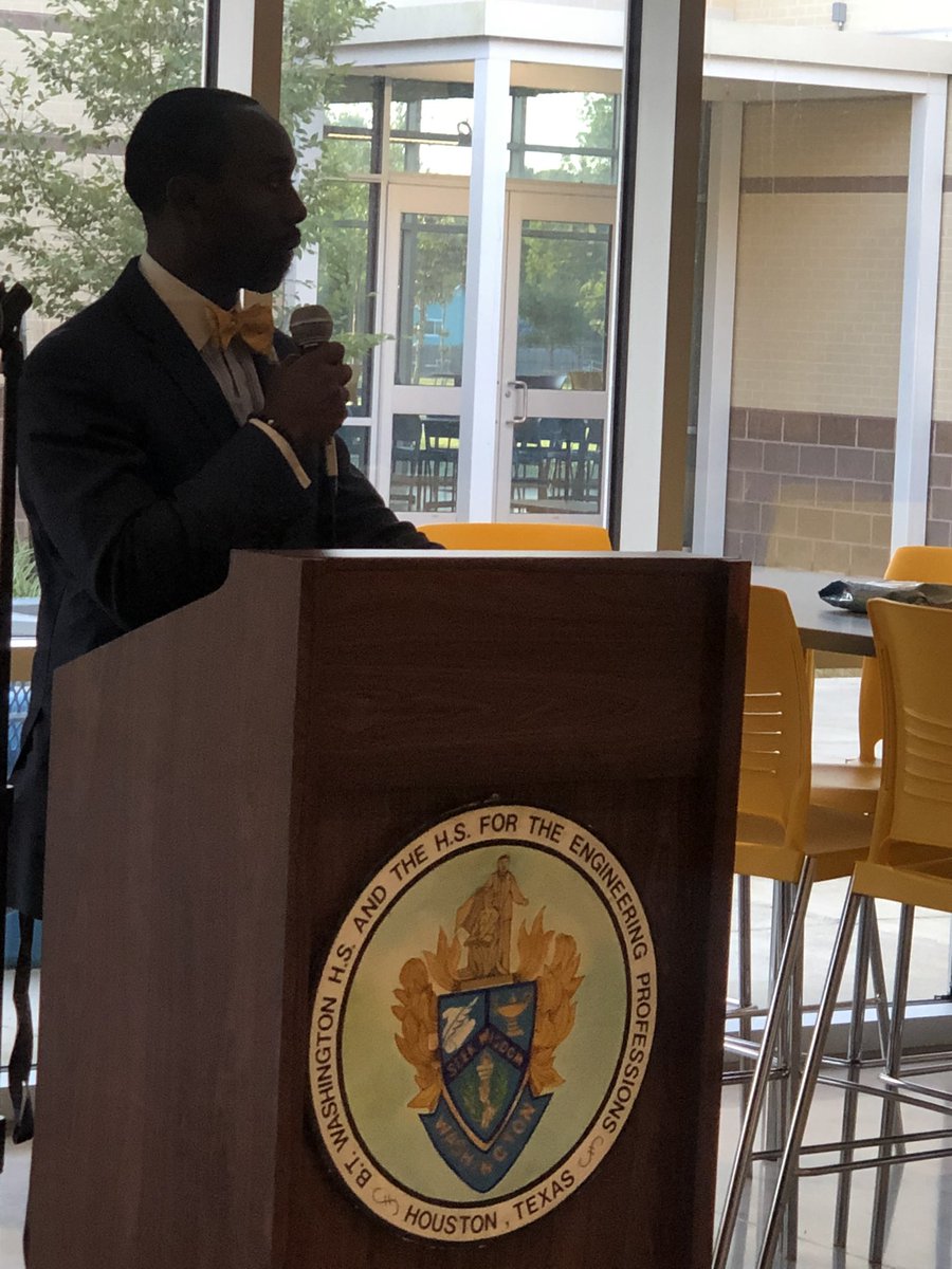 mysoulfullcity's tweet photo. BTW Principal Carlos Phillips started the year off with a prayer breakfast. He set the tone for a great year by greeting each staff and student. Safely setting the standard for #SuccessTheWashingtonWay !!! https://t.co/2iuQ1QA6bk