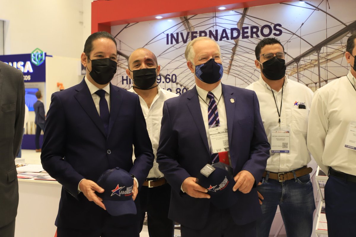 CDoblerM's tweet photo. Acompañando al Gobernador @PanchDominguez, a la inauguración de @GreenTechAm, el evento más importante de horticultura en #México.

Un espacio que refuerza nuestra idea de que la agricultura protegida es un pilar estratégico para el sector agrícola de @QroOrgulloDeMx 🥒🤠🍅 https://t.co/zDLwGOKDX4