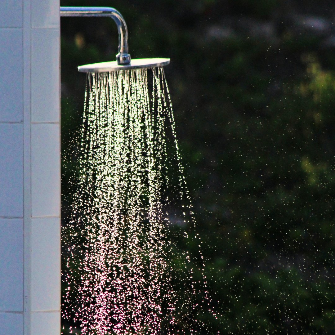 CasaMamparas's tweet photo. Alguna vez te has preguntado: ¿qué es mejor ducharte con agua caliente o fría? ¿Ducharte por la mañana o por la noche? Nosotros te lo contamos! 
Link: https://t.co/XVQtgZmoLu 👀
#lacasadelasmamparas #mamparasparabaño #mamparasdeducha #mamparasdediseño #consejo #ducha https://t.co/SSNECxLlsu