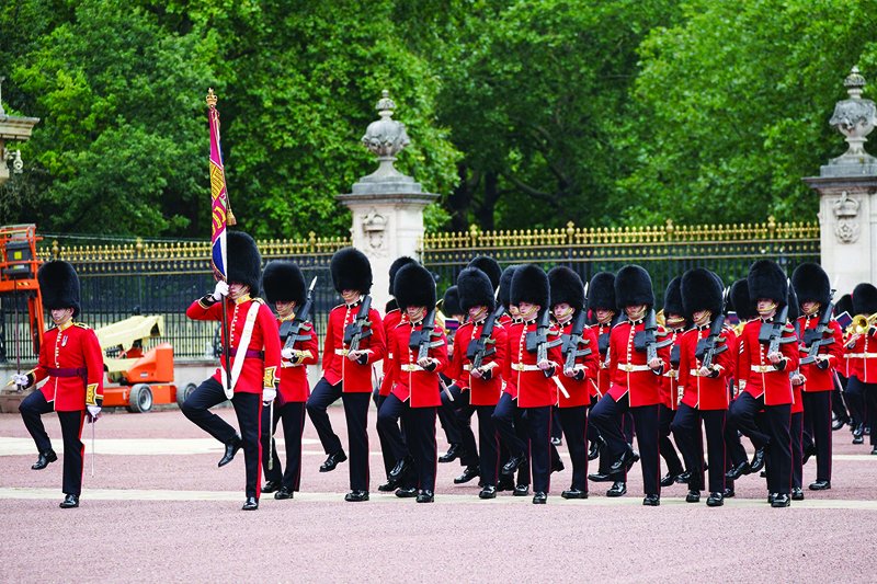 kuwaittimesnews's tweet photo. Changing of the Guard back on at Buckingham Palace https://t.co/BMi3NnCIEA via @kuwaittimesnews
#BuckinghamPalace #Guardceremony #UK https://t.co/mCx54PHQa8