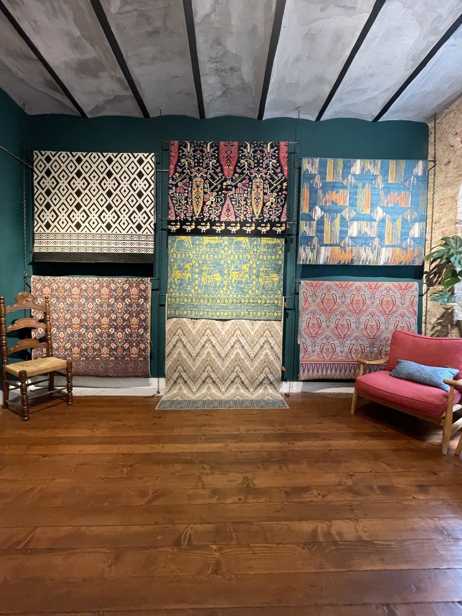 Feyz Halı Showroom, Beyoğlu'nda sizi bekliyor. Gelip modellerimizi inceleyebilir, bir kahvemizi içebilirsiniz. Lütfen gelmeden önce iletişime geçiniz.