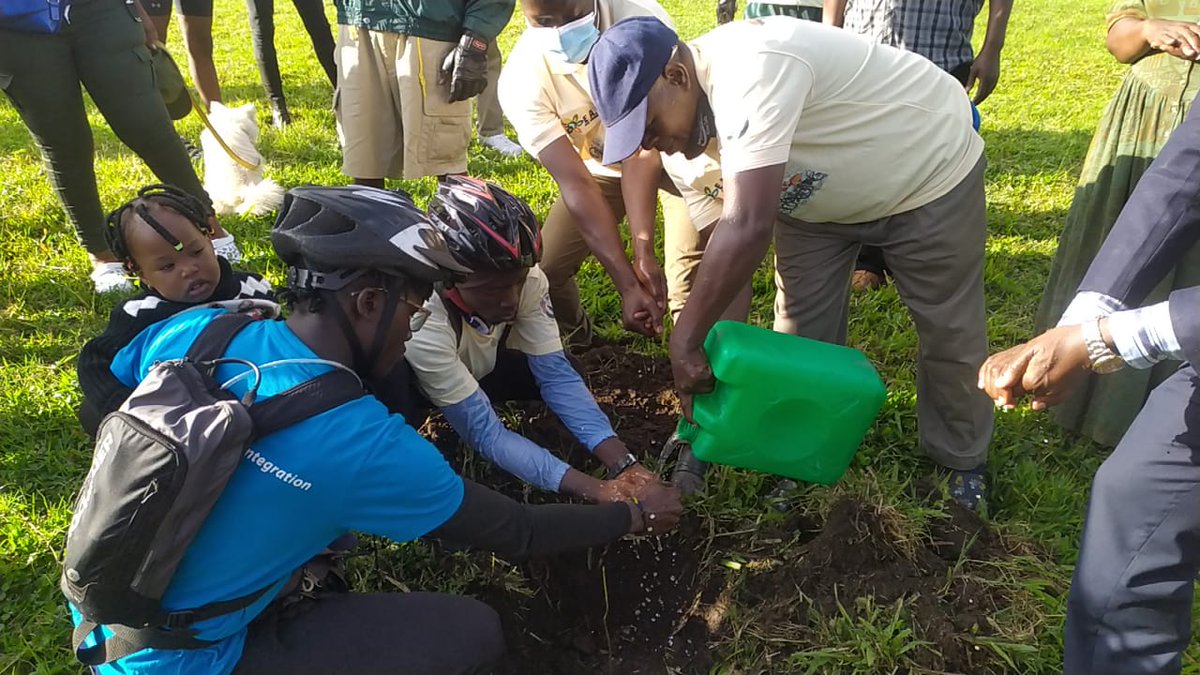 Dr_JibCares's tweet photo. We grew #20trees inside Tooro Kingdom Palace. All about promoting Env'tal Justice with #GreeningUgCampaign. It was such a good stay. @mkainerugaba @KingOyoOfficial @QueenOlimi @pkamwine @carolinekembab1 @nuwamanyaisaac @BobKakuru @kulo_charles @mkainerugabaa @Muhoo1President https://t.co/OHGf4tjDTg