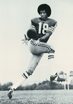 49ersCast's tweet photo. Gene Washington jugó para los #49ers de 1969 a 1977. Estuvo en cuatro probowls y tres veces en el All Pro así como una vez en el All Pro Second Team. Considerado uno de los jugadores más atléticos que ha tenido el equipo
Faltan 18 días para el #kickoff
#countdownto75 https://t.co/4dTqWseK2e