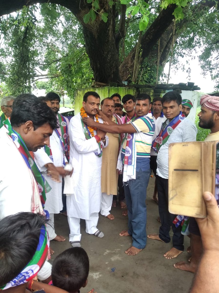 lojpa_singh's tweet image. आज बक्सर जिला के सिमरी प्रखंड मुख्यालय के आदर्श नगर में आशीर्वाद यात्रा की तैयारी को लेकर आयोजित बैठक में पार्टी पदाधिकारियों ने पार्टी जिलाध्यक्ष अखिलेश कुमार सिंह का स्वागत किया।
@iChiragPaswan @LJP4India @SaurabhMsPandey @hulaspandeyljp