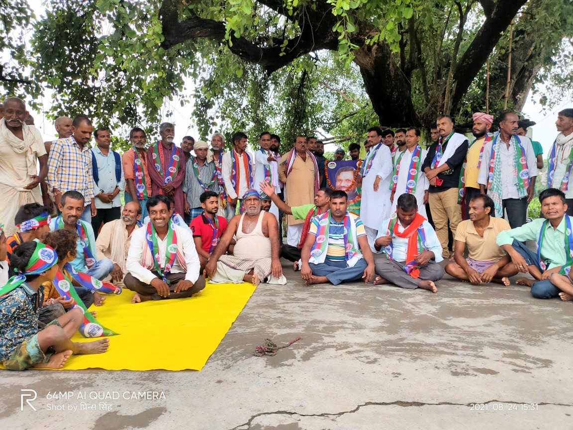 lojpa_singh's tweet image. आज बक्सर जिला के सिमरी प्रखंड मुख्यालय के आदर्श नगर में आशीर्वाद यात्रा की तैयारी को लेकर आयोजित बैठक में पार्टी पदाधिकारियों ने पार्टी जिलाध्यक्ष अखिलेश कुमार सिंह का स्वागत किया।
@iChiragPaswan @LJP4India @SaurabhMsPandey @hulaspandeyljp