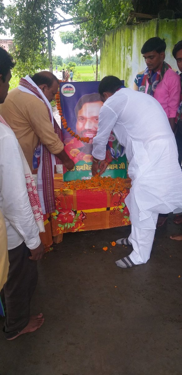 lojpa_singh's tweet image. आज बक्सर जिला के सिमरी प्रखंड मुख्यालय के आदर्श नगर में आशीर्वाद यात्रा की तैयारी को लेकर बैठक से पहले स्वर्गीय आदरणीय रामबिलास पासवान जी के तैल चित्र पर श्रद्धा सुमन अर्पित करते हुए पार्टी जिलाध्यक्ष अखिलेश कुमार सिंह।
@iChiragPaswan @LJP4India @SaurabhMsPandey @hulaspandeyljp