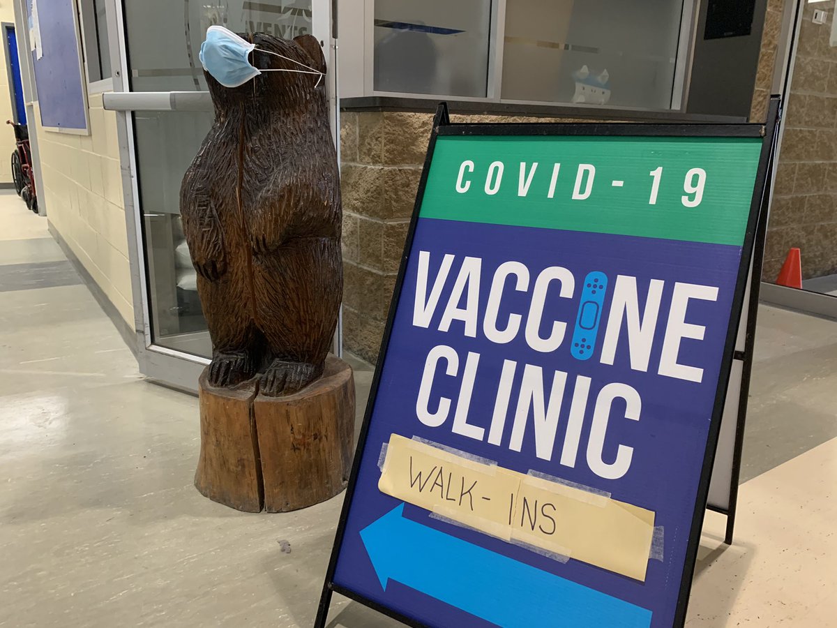 georgiancollege's tweet photo. There’s still time to drop by our COVID-19 vaccination clinic with @SMDhealthunit at our Barrie Campus. 

We’re here until 4 p.m. Come say hi — and bring friend! 

Let’s do this, Grizzlies. 💪 #FasterTogether #DontWaitVaccinate https://t.co/O7xafBs3pf