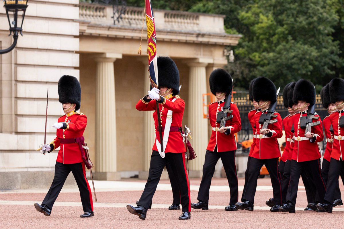 BritishArmy's tweet image. It’s been 17 months but we are proud to announce that Changing of the Guard has returned in full ceremonial excellence and regimental discipline.

@ColdstreamGds had the privilege of undertaking the first full ceremonial duty.

Read more: ow.ly/ACHj50FX23c

#TheGuards