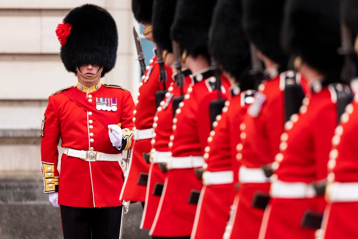 BritishArmy's tweet image. It’s been 17 months but we are proud to announce that Changing of the Guard has returned in full ceremonial excellence and regimental discipline.

@ColdstreamGds had the privilege of undertaking the first full ceremonial duty.

Read more: ow.ly/ACHj50FX23c

#TheGuards