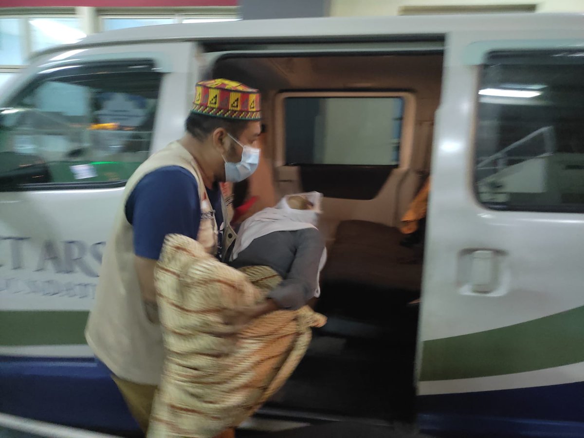 bflfindonesia's tweet photo. #BFLFMembantu #BFLFStory

Setiap langkah kaki yg saya tempuh,
setiap Km jarak yg sudah saya lalui di malam ini dari Indrapuri ke Banda Aceh mengantarkan nuraini yg menjerit kesakitan ke IGD RSUDZA, saya selalu berdoa &amp; beri semangat agar nuraini sehat kembali @michaelbflf https://t.co/qAvHJImxW8