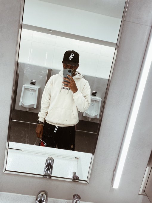 Airport bathroom selfie&rsquo;s are already top notch 🤌🏾 https://t.co/DYrPVoOPIX<a href="/tag/giftuesday"class="tags"><span>#giftuesday</span></a>