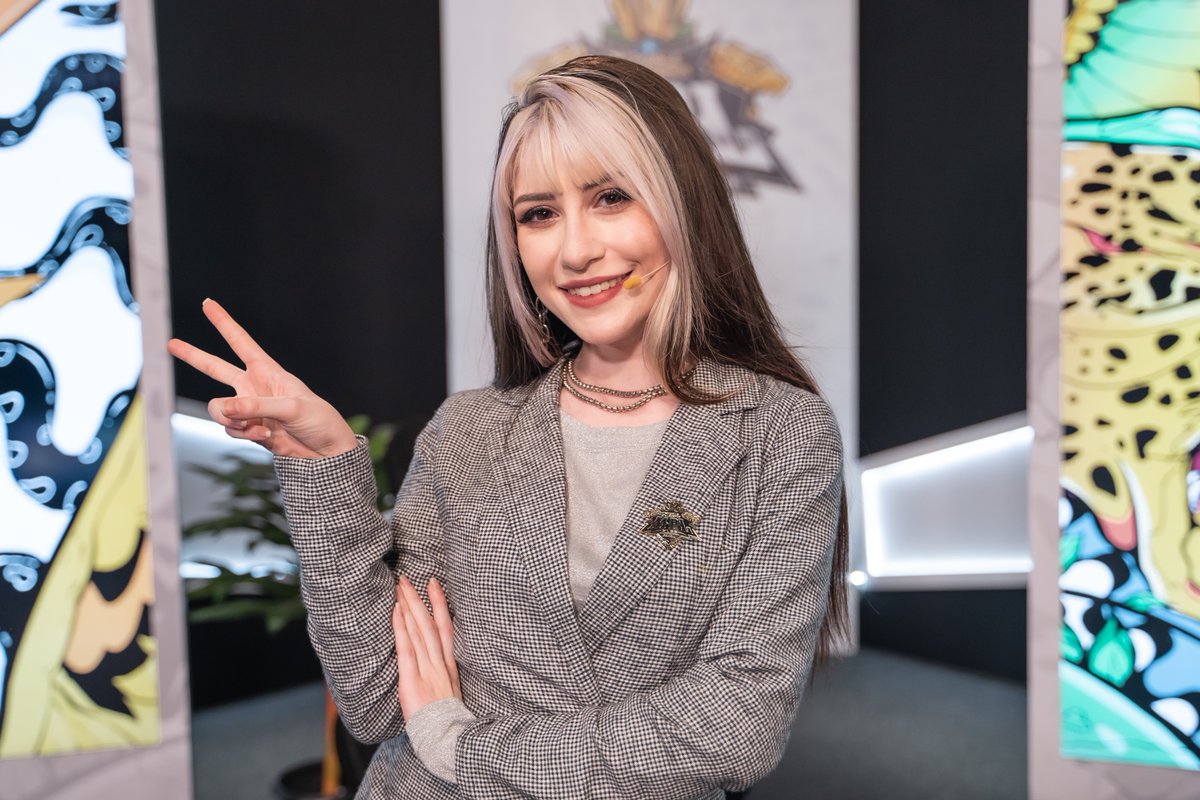 mlbbbresports's tweet photo. Eu já consigo imaginar os memes só de ver as fotos dos bastidores! Ainda falta muito para a próxima transmissão da #MPLBR? 😢 https://t.co/xi1AP58Usp