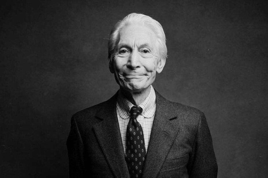 Con inmensa tristeza recibimos la noticia de la muerte de Charlie Watts, integrante de la icónica banda Rolling Stones; la cual tuvimos el orgullo recibir en nuestro país en febrero de 2016.