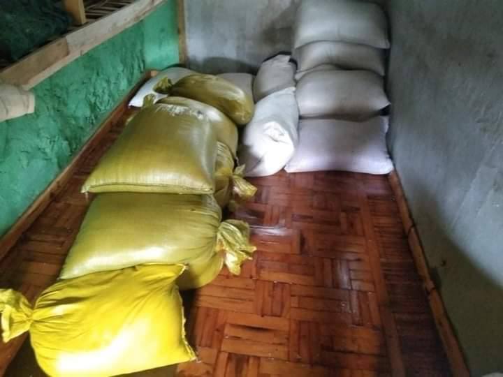 William78013759's tweet photo. SAC Junta raided Chan village,Mindat tsp.SAC Junta Forces raided many villages in Mindat,stormed and destroyed houses and vandalized properties,civilians can’t use them such as burning down all bags of rice of villagers. #Aug24Coup #WhatsHappeningInMyanmar https://t.co/LiJJI5ieqx