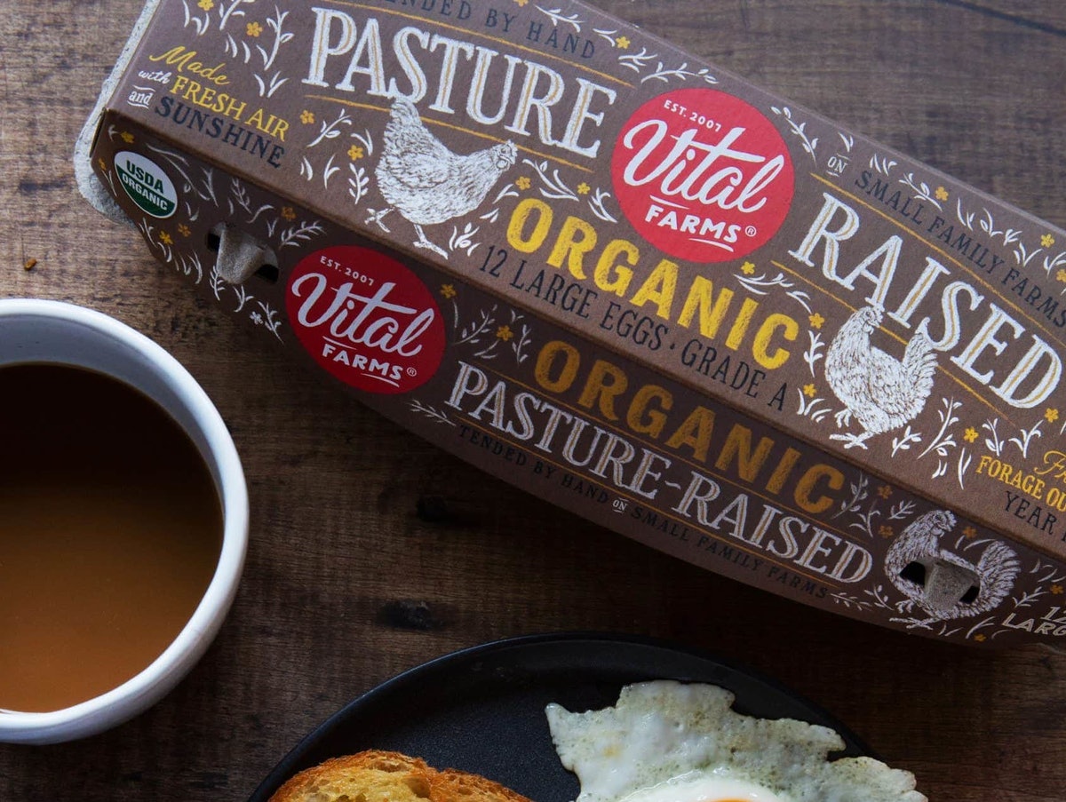 packagingworld's tweet photo. @vitalfarms focuses on #sustainablepackaging with custom-redesigned #moldedpulp and #paperboard Hybrid #eggcarton from @NA_Hartmann Read the full story at: https://t.co/Bap05jRMxX https://t.co/hauseSt59I