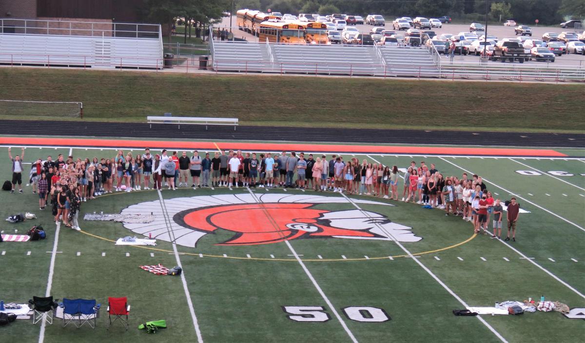 tkschools's tweet image. Seniors Gather for Last First Day of High School - Thornapple Kellogg High School seniors didn’t just show up for their last first day of school – they showed up nearly an hour early! Several members of the Class of 2022 gathered ab edl.io/n1482752