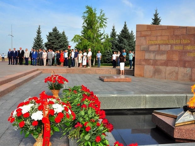 23 августа, в День разгрома советскими войсками немецко-фашистских войск в Курской битве, прошла церемония возложения цветов к мемориалу на площади Славы.