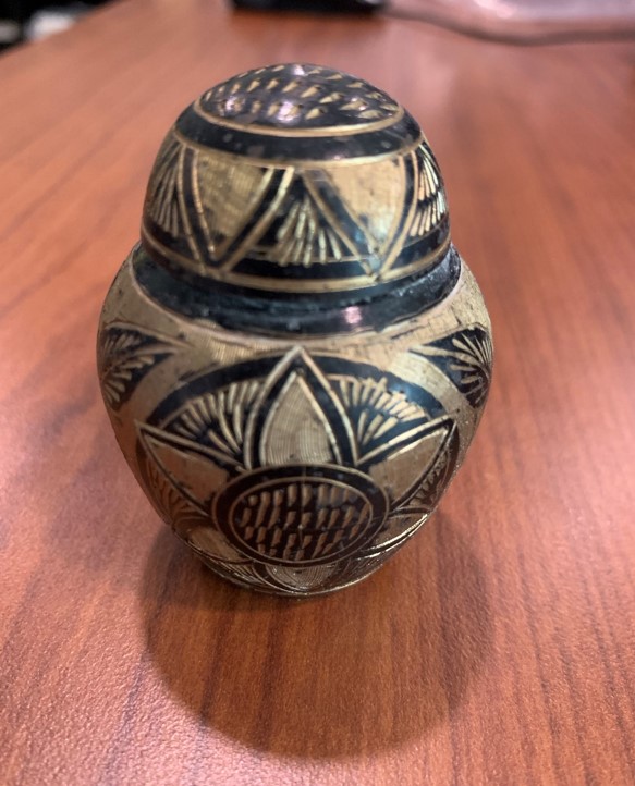 Can YOU help the #OPP get this urn back to it's rightful owner? It was located at the intersection of Bidwell St and Baldwin St <a href="/TillsonburgTown/">Town of Tillsonburg</a>. If anyone has any information, please call the #OxfordOPP at 1-888-310-1122 or <a href="/CrimeStoppersOC/">Crime Stoppers Oxford</a> at 1-800-222-8477. <a href="/OxfordCounty/">Oxford County</a> ^es