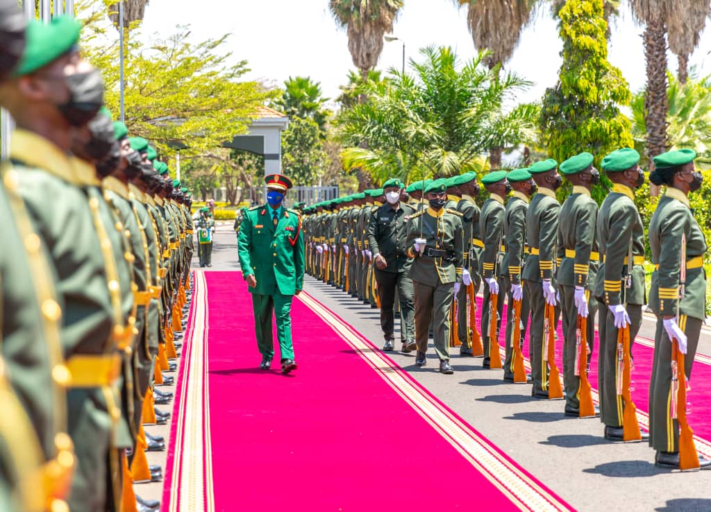 mbondatz's tweet photo. Mkuu wa Majeshi ya Ulinzi  ya Tanzania, Jenerali Venance Mabeyo amenza ziara ya kikazi nchini Rwanda leo Jumanne ikiwa na lengo la kuimairisha na kuongeza zaidi uhusiano na ushirikiano mzuri ambao umekuwepo kwa muda mrefu kati ya Rwanda na Tanzania. https://t.co/oKGfPyoC4a