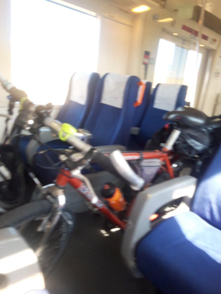 Así viajo con la bici Vitoria-Zaragoza me venden billete de bici y luego no hay espacio. @atoda_biela <a href="/olgaberrios/">Olga Berrios 🦆🚲🏳‍🌈</a>