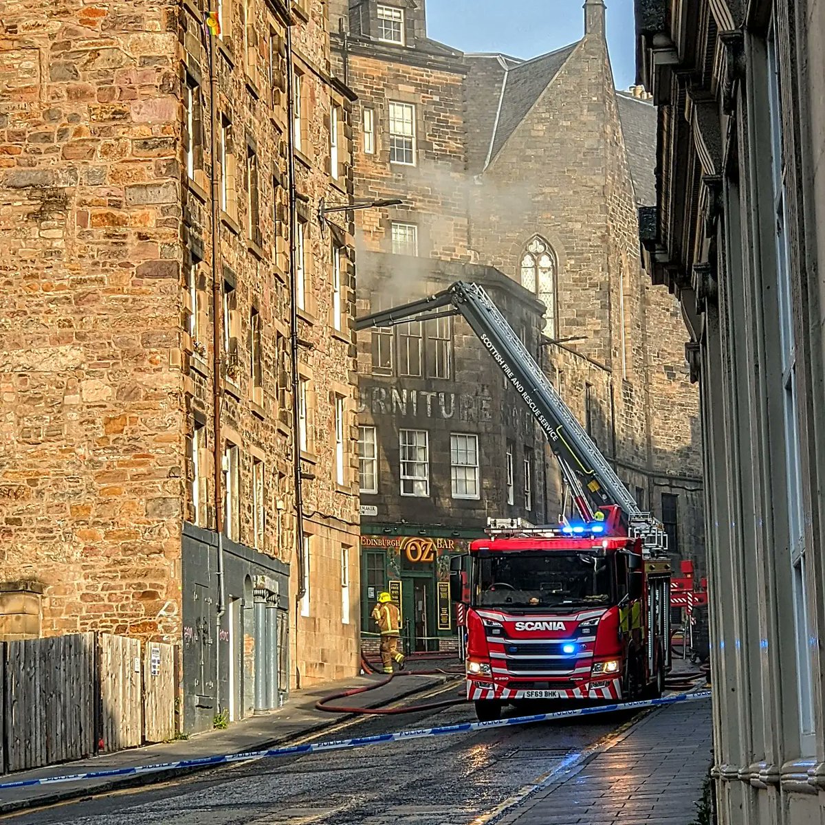 DrKGunderson1's tweet photo. My team @GrandBequest and I are devastated at the fire that began this morning in the Old Town of Edinburgh. Dozens of firefighters are still hard at work to save what they can of our built heritage. A sharp reminder how quickly these buildings can be lost. #edinburghfire https://t.co/PQP9usUNWZ