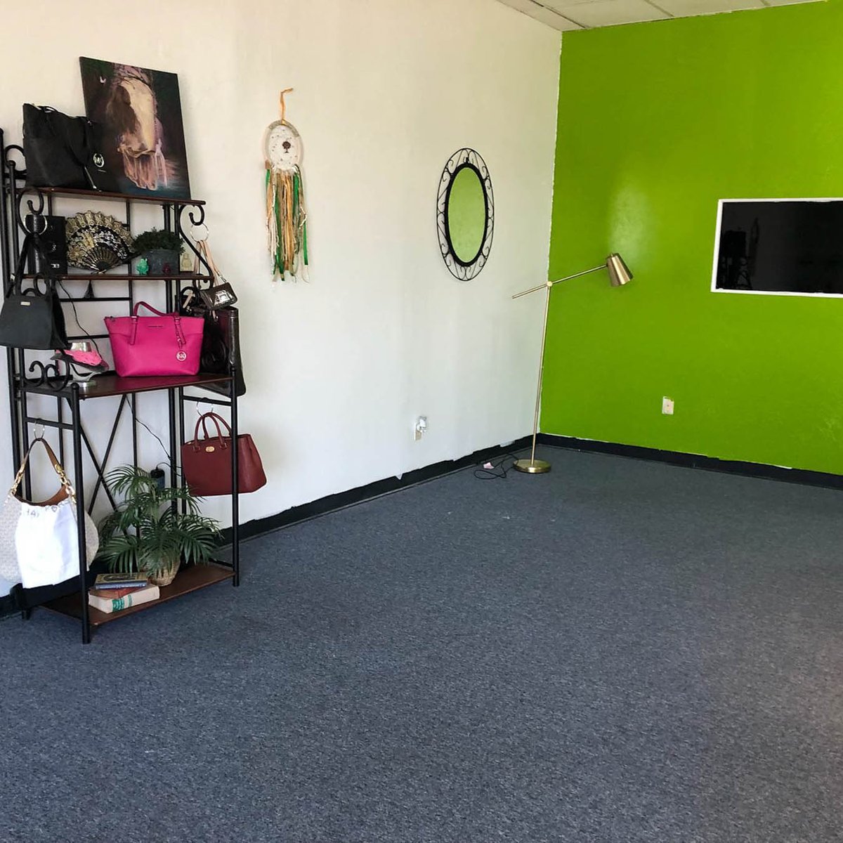 BotanicalsLotus's tweet photo. Your time is valued when you choose me for CBD Oils, Kratom Tea, or Natural Herbs services. Come in and see me today at 5501 Main St. Suite 109, Del City, OK 73115 for more information! #LotusBotanicals https://t.co/G95XT4LWTK https://t.co/W6WHJPoxmQ