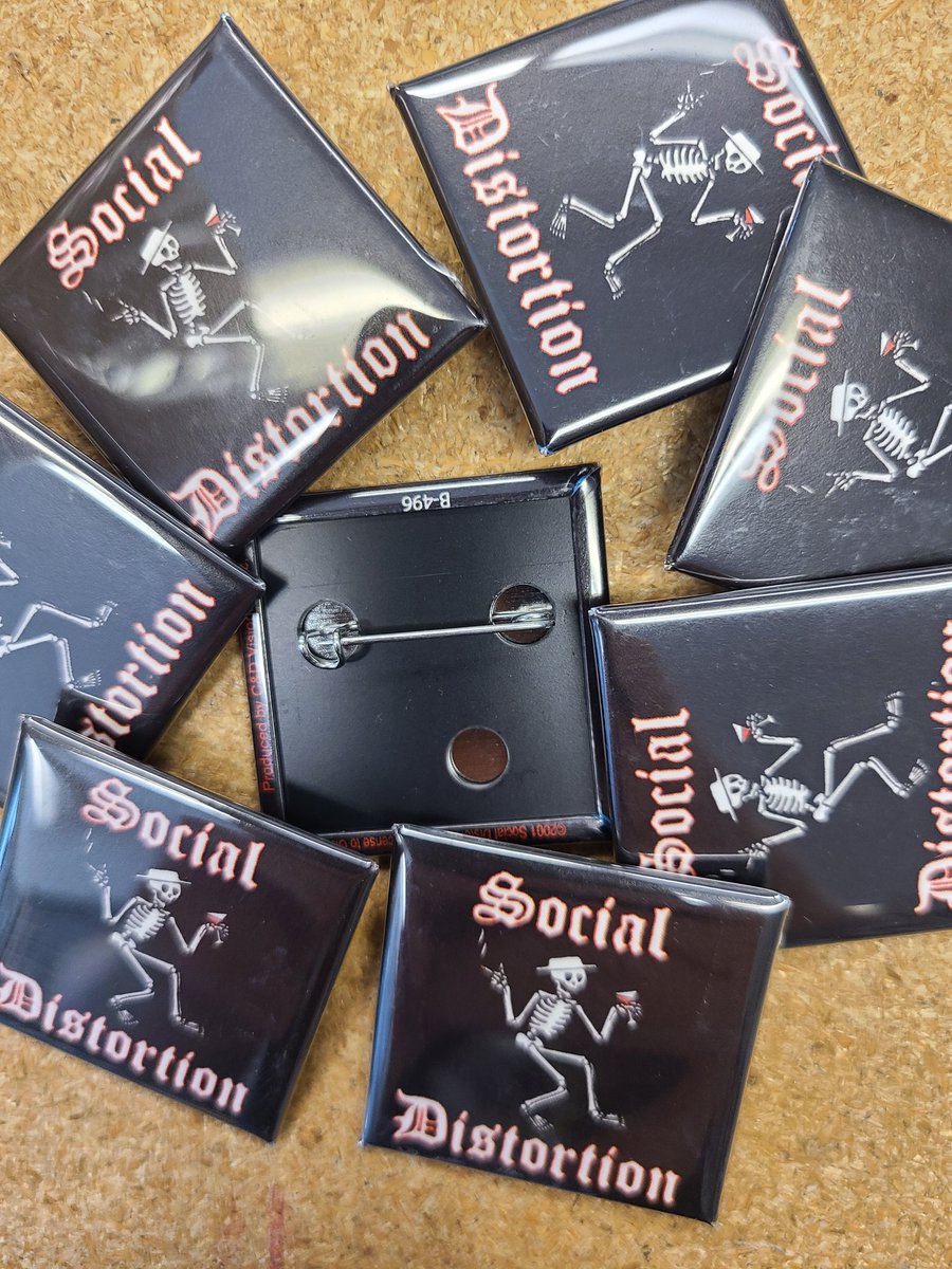 AYP1972's tweet photo. Yeah, we've got a ton of pins. But let's get revolutionary, let's go wild. How about a square pin? Crazy, you say? Impossible?? Nay, my friends, nay. 'Tis reality. #socialdistortion #roundisboring #getsquare #cornersarecool https://t.co/zVTcloHLvY