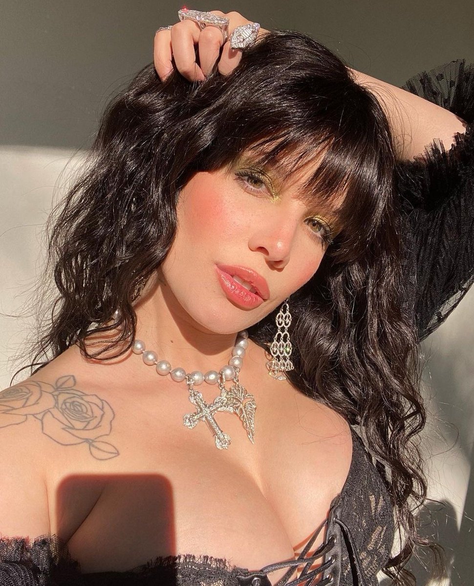 HALSEYBRSL's tweet photo. Halsey via Instagram 🔥 https://t.co/N2xUty8FxP