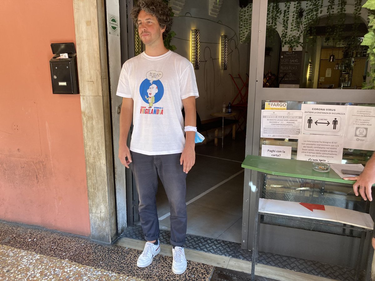 VanessaEffect's tweet photo. Oggi #mattiasantori delle @6000sardine ha presentato la sua candidatura a #Bologna. Su @DomaniGiornale trovate il racconto, con la passione per il #frisbee, la maglietta di #Frigolandia e il passato da rider "quando si chiamava portapizze".
https://t.co/DmYonmkldJ https://t.co/kV27oqfiLK