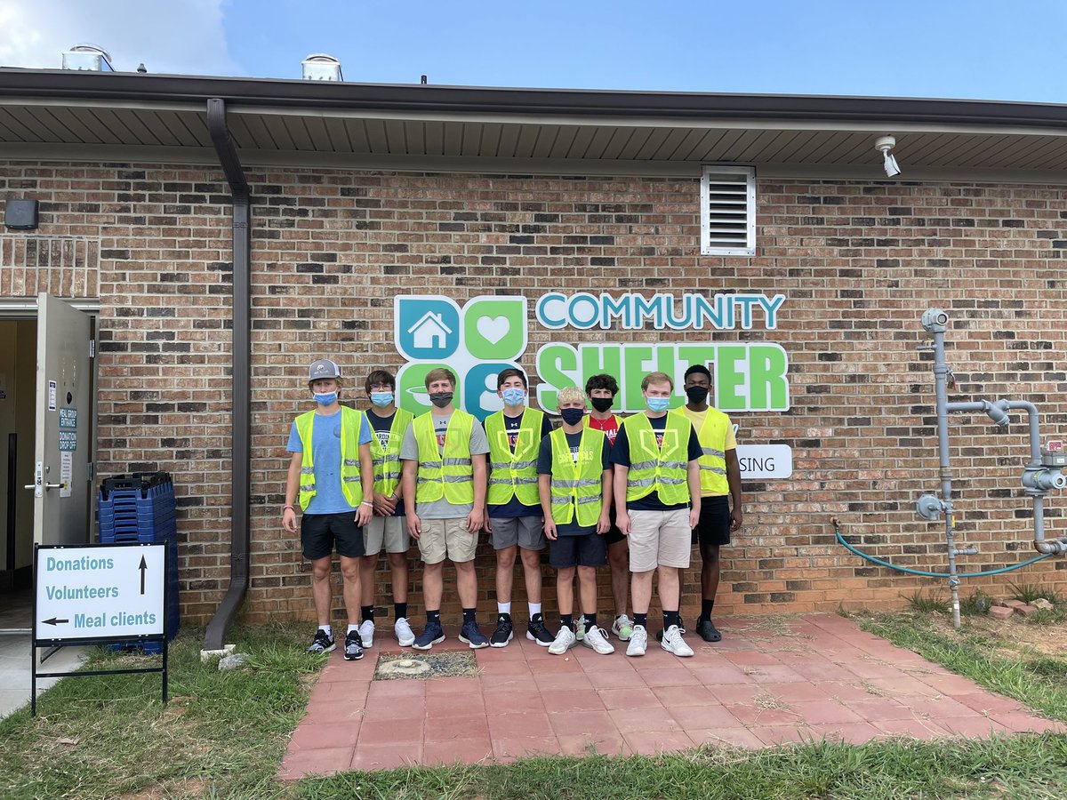 UAcharterschool's tweet photo. Varsity baseball spent their afternoon serving at the Community Shelter of UC. #uaserves @JZUAHS @UAathletics https://t.co/qU3tnhbhf3