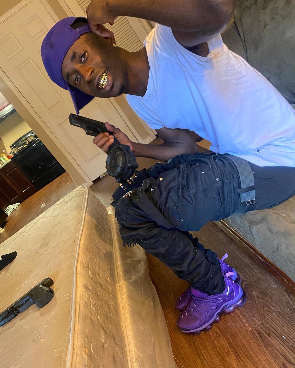 GGlolow's tweet photo. That 4️⃣ shit inhaling all da smoke until I lay it down 🎯 #longlive4 4️⃣🌎#freemezzy https://t.co/j5Xs9HZ0cg