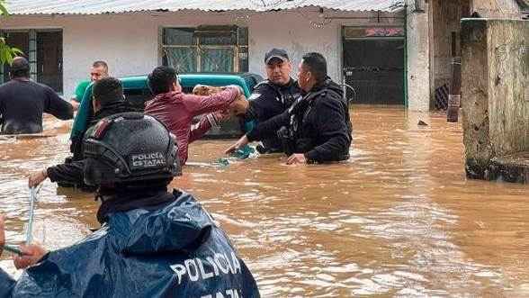 almayadeen_es's tweet photo. Daños materiales y 11 fallecidos deja Grace a su paso por México https://t.co/0wpLLYg31c #Mexico #Grace #tormentagrace #24Agosto https://t.co/cLXjT3TtQr