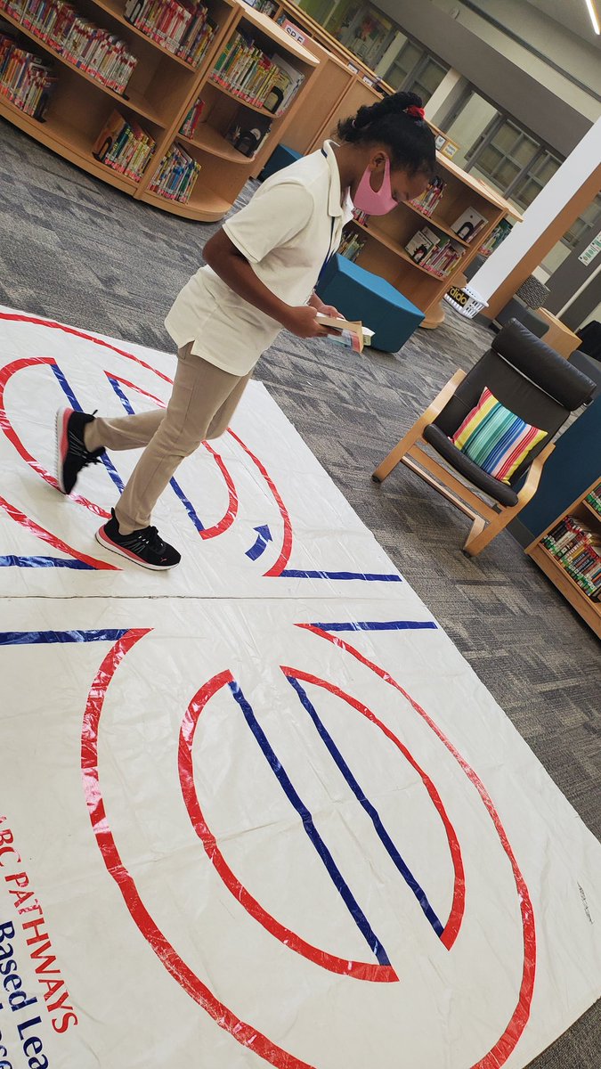 MsJessicaBCE's tweet photo. Today during #LiteracyPushIn, I had this awesome 5th grader walk a figure 8 while reading her book. @Buffalo_Creek1 @SBISD_HFDept #ActionBasedLearning #movementmatters #LevelUp #SBISDProud https://t.co/meAF0fAbLk