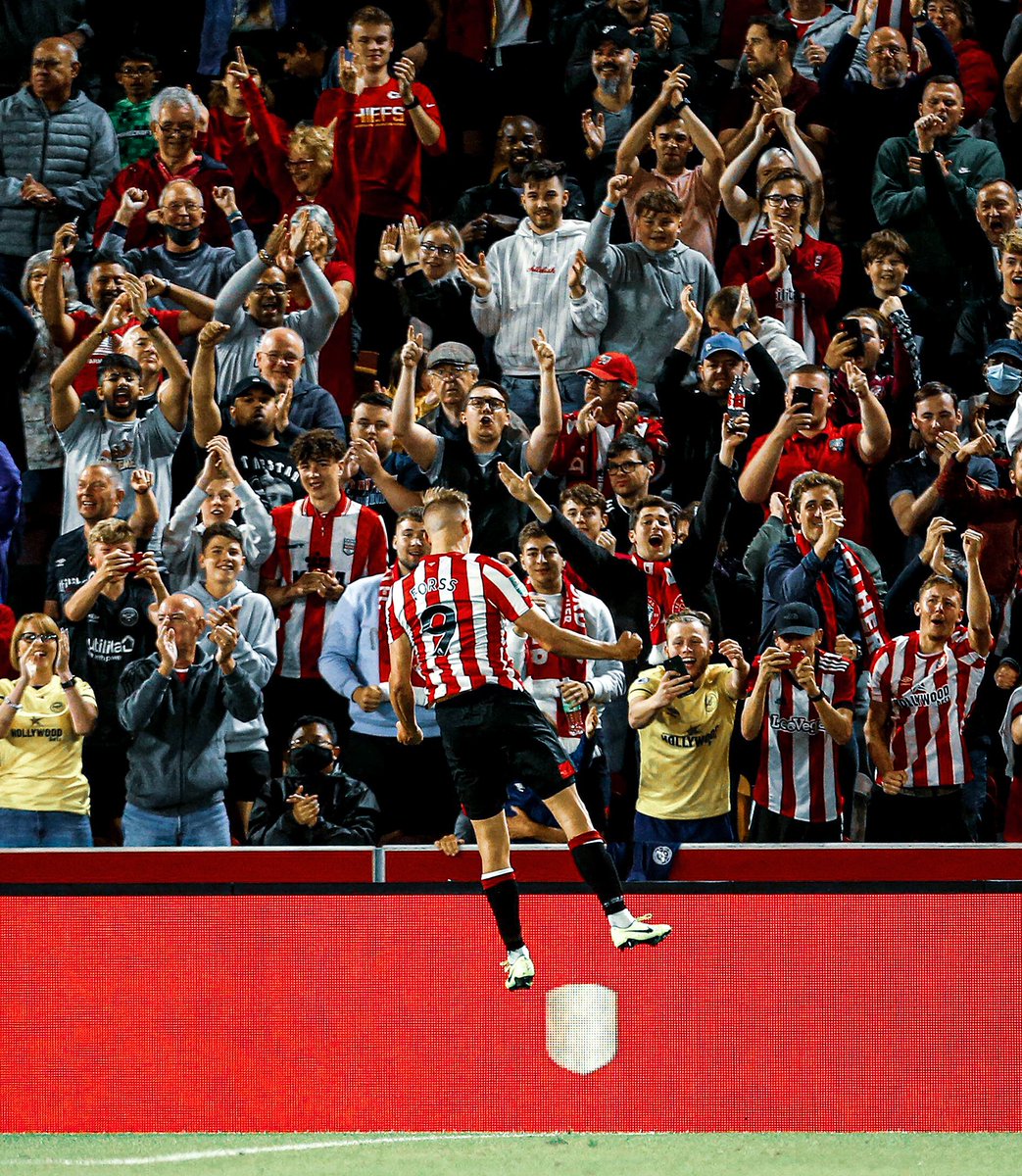 BrentfordFC's tweet photo. Great backing as always!
Into the ๐ฉ we go
Goodnight, Bees!
#BrentfordFC #BREFGR https://t.co/E8NwlUyQ6i